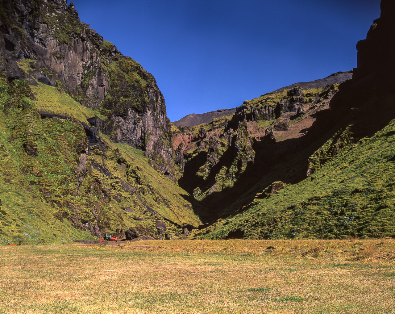 #13 a valley at Þakgil.