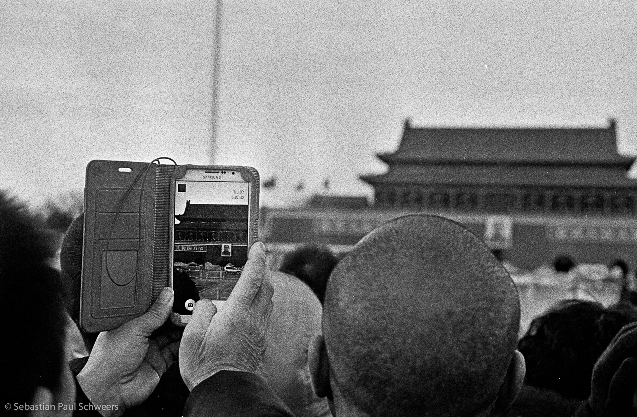 #69 Taking photos of the Mao