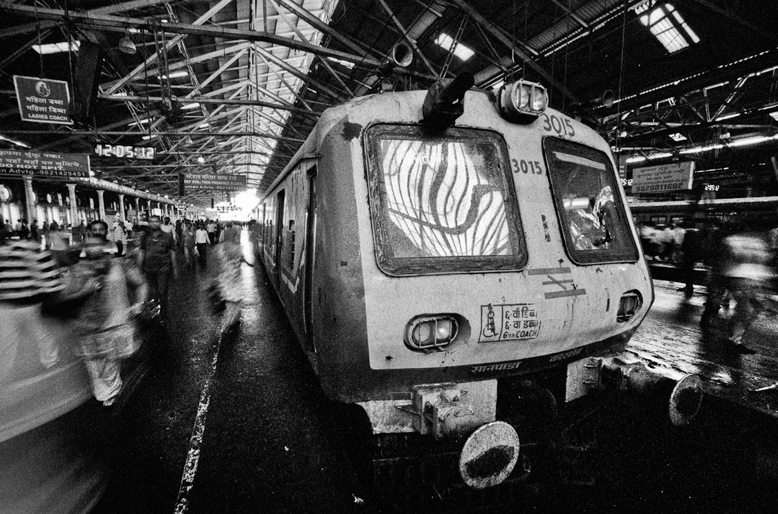 #40 boarding a train in the Chhatrapati Shivaji Terminus, Mumbai
