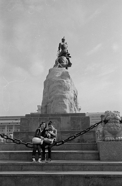 #50 kids hanging out in Sükhbaatar Square