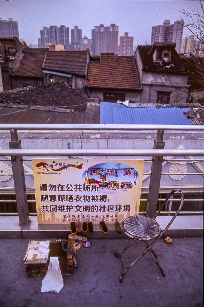 #30 On the Fujing Road footbridge, a gentleman has propped up a shoe shine business. Good idea if you ask me. Lots of traffic. Also a quite nice view into Laoximen.