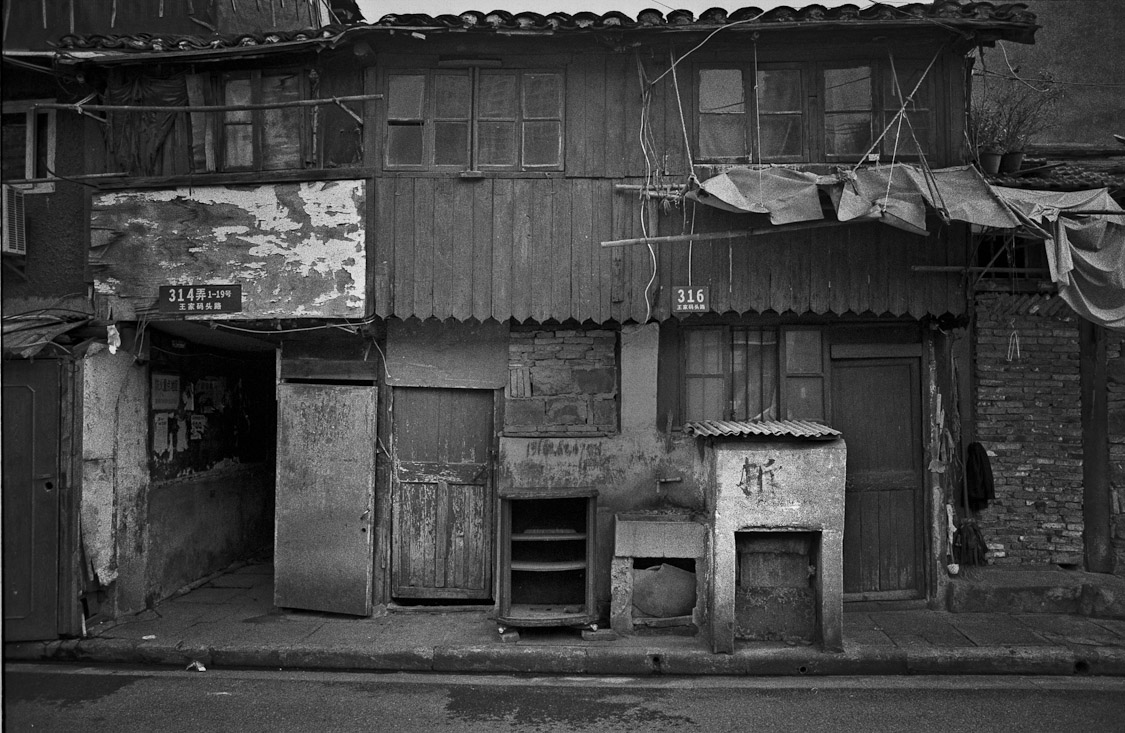 #7 Notice the 拆 (chai) - indicating this building is to be bulldozed shortly. It's hard to find a house that doesn't have this thing on it.